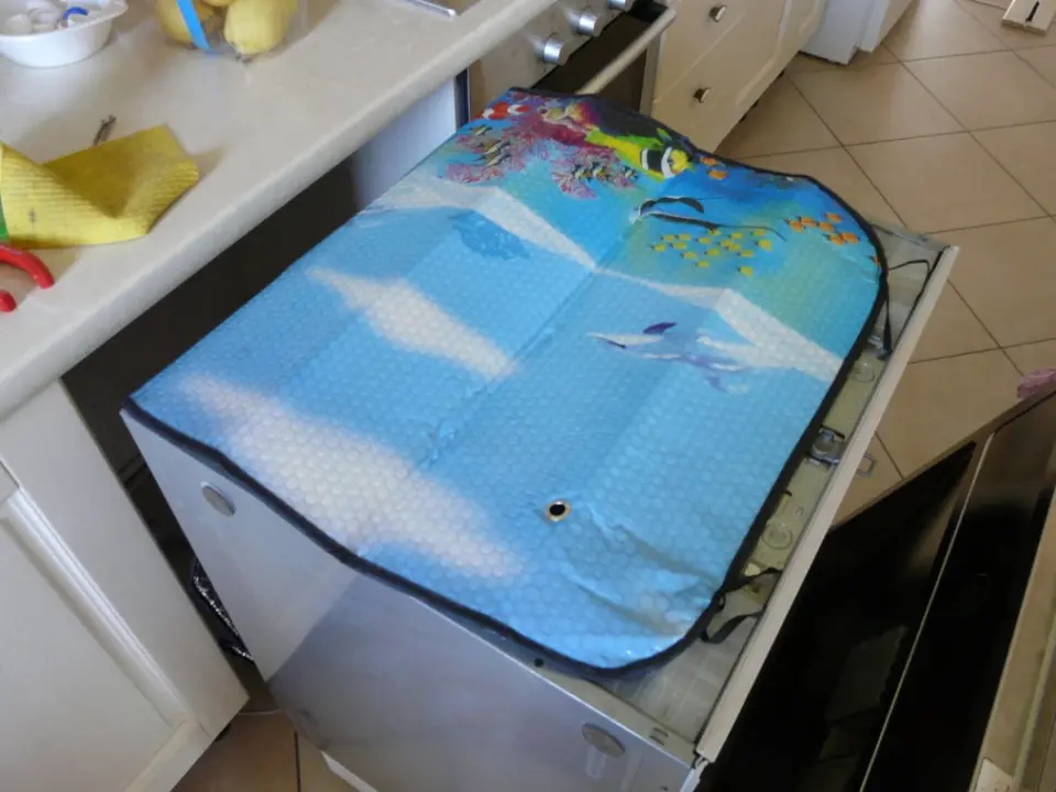 isolamento termico della lavastoviglie: parasole riflettente sopra e dietro alla lavastoviglie